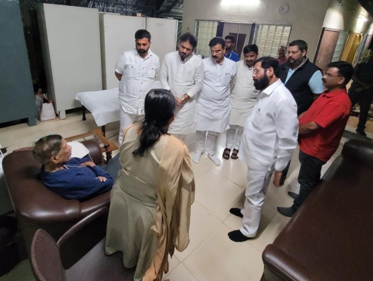 कसब्याचा गड राखण्यासाठी मुख्यमंत्री खासदार बापटांच्या अचानक भेटीला …