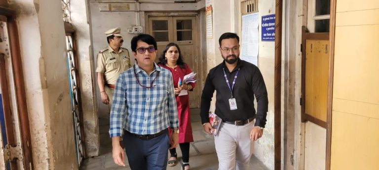 निवडणूक निरीक्षक नीरज सेमवाल यांची मतदान केंद्रांना भेट