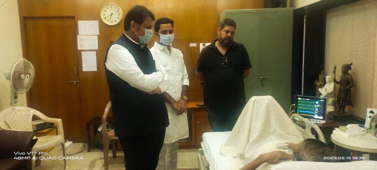 खासदार बापटांच्या प्रकृतीची फडणवीसांकडून प्रत्यक्ष भेटून विचारपूस