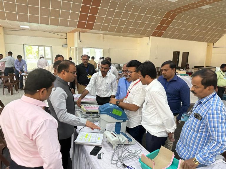 जिल्हाधिकारी डॉ.राजेश देशमुख यांची स्ट्राँग रूमला भेट