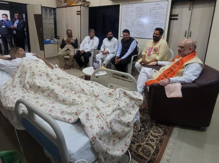 अमित शहांनी घेतली गिरीश बापट यांची भेट