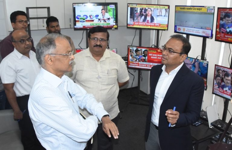 मुख्य निवडणूक अधिकारी श्रीकांत देशपांडे यांची माध्यम कक्षाला भेट