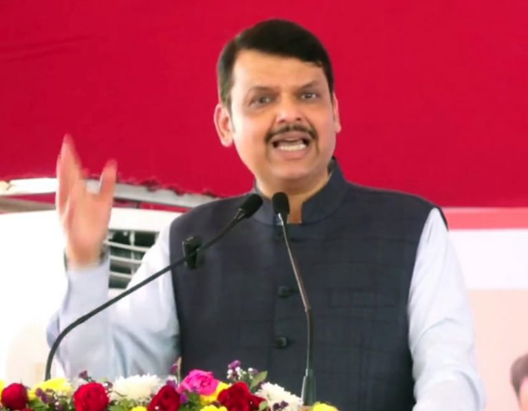 एखाद्याला पोरगा झाला तरी माझ्यामुळेच झाला, काहीही केले तरी मीच केले म्हणतात,ही सवय काहींना असते, ठाकरेंवर टीका करताना म्हणाले फडणवीस