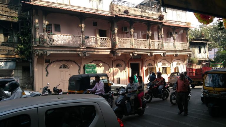 मुख्यमंत्र्यांच्या बैठकीसाठी मुलांना अचानक एक तास अगोदर शाळेतून सोडले