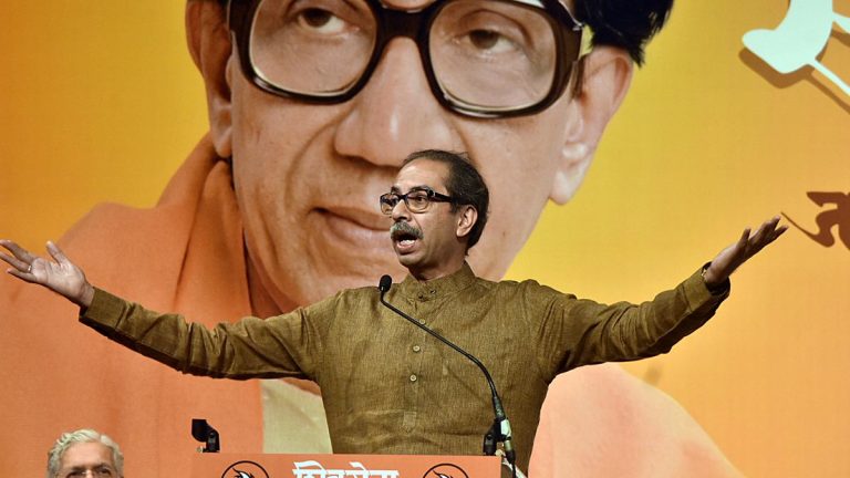 टिळकांच्या घराण्याला वापरून सोडले:गिरीश बापटांना ऑक्सिजन नळ्या नाकात लावून प्रचारात उतरवले हा क्रुरतेचा कळस – उद्धव ठाकरे