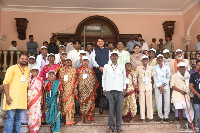 उपमुख्यमंत्र्यांच्या भेटीने वृद्ध कष्टकऱ्यांच्या चेहऱ्यावर फुलले हास्य