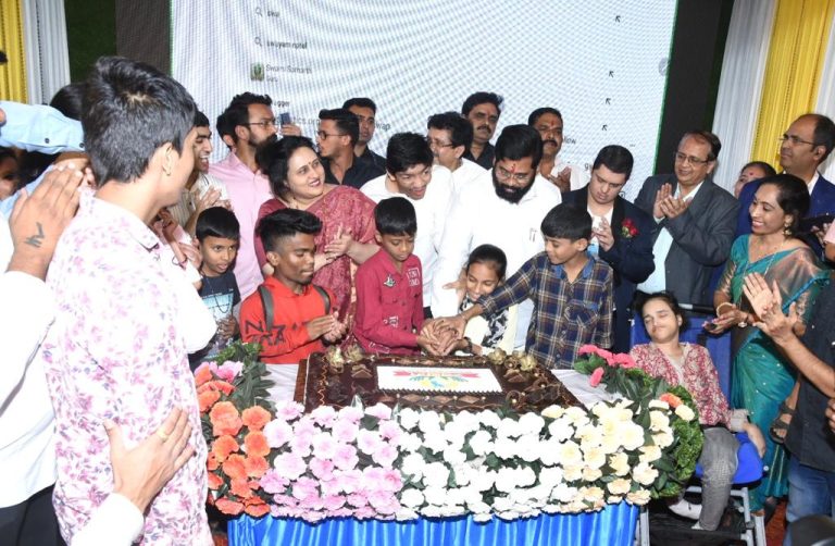ठाण्यातील दिव्यांग व विशेष मुलांच्या उपस्थितीत मुख्यमंत्र्यांनी साजरा केला वाढदिवस