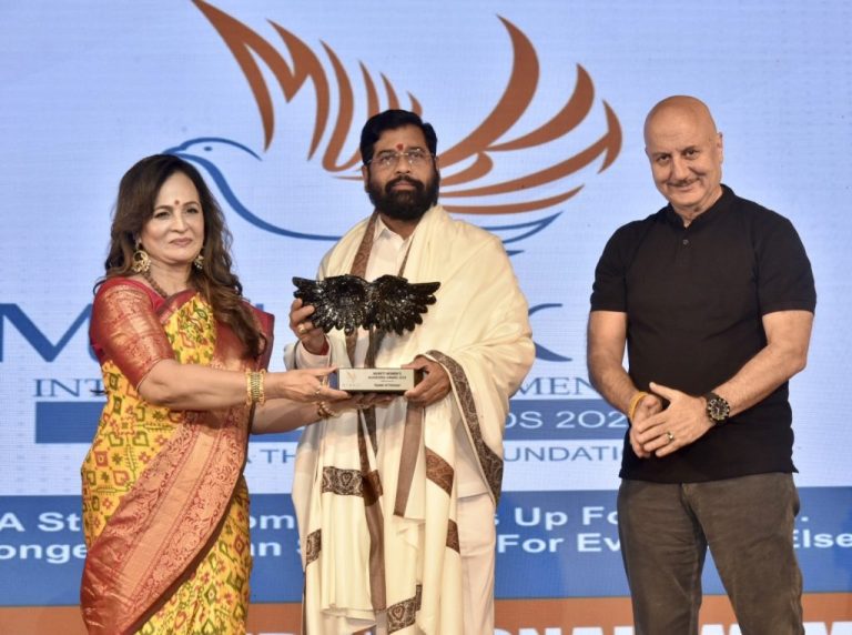स्मिता ठाकरेंच्या महिला दिनास मुख्यमंत्री शिंदे आणि अनुपम खेर प्रमुख पाहुणे ….