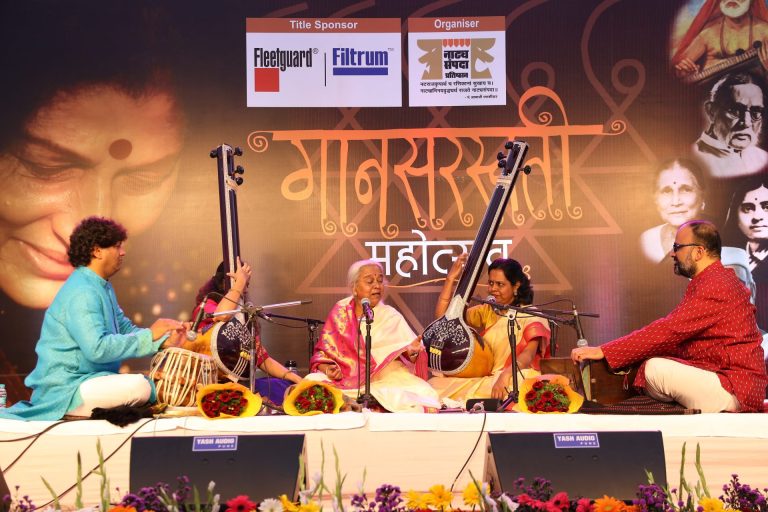 मिलिंद तुळाणकर यांच्या जलतरंग वादनाने ९ व्या गानसरस्वती महोत्सवाला सुरुवात