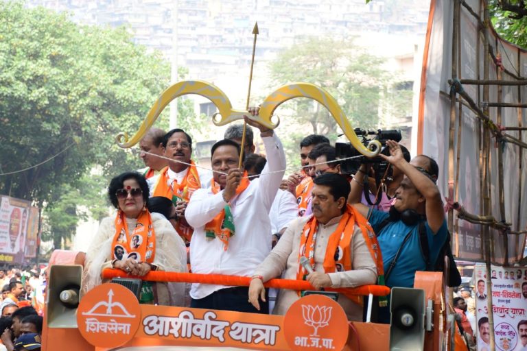 भाजपा- शिवसेनेच्या आशीर्वाद यात्रेत आशिष शेलारांच्या हातही धनुष्यबाण