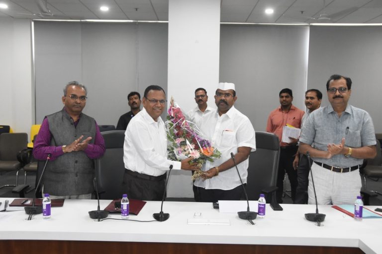 आण्णासाहेब पाटील महामंडळाच्या योजनांचा लाभ मराठा समाजापर्यंत पोहोचवण्यासाठी बँकांनी प्रयत्न करावेत- नरेंद्र पाटील