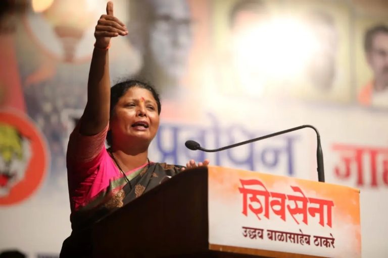 फ्लाइंग कीस वर आक्रमक होणाऱ्या स्मृती इराणी मणिपूरमध्ये अत्याचार होताना काय करत होत्या .. सुषमा अंधारे
