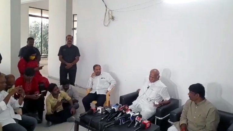 दिल्लीत शैक्षणिक भरीव काम करणाऱ्या केजरीवालांच्या माणसांना केंद्राने अटक केली- शरद पवार