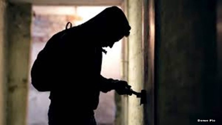 महागाईचा आगडोंब: किराणा मालाची दुकानेही फुटू लागली   तेलाचे ४ डब्बे चोरीस