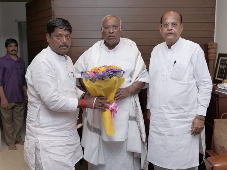 कॉंग्रेसचे राष्ट्रीय अध्यक्ष  मल्लिकार्जुन खरगे यांच्याकडून आ.रवींद्र धंगेकर यांचे अभिनंदन