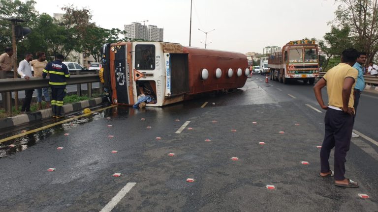 खोबरेल तेलाने भरलेला  कंटेनर पलटी:सावधान