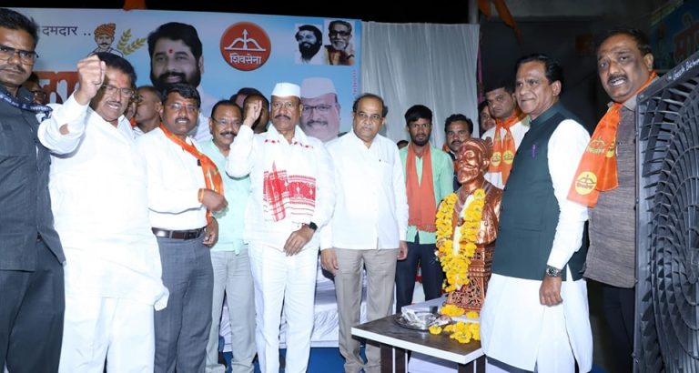 छाती चिरून दाखवली, तर हृदयात राधाकृष्ण विखे; पाटलांनी मुख्यमंत्रीपदापेक्षा पुढे जावे, सत्तारांच्या पोटातले आले ओठावर