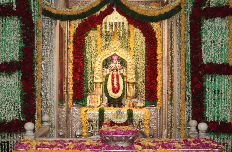 वासंतिक पुष्पोत्सवात सजले दगडूशेठ दत्तमंदिर 