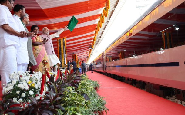 पंतप्रधान मोदी यांनी सिकंदराबाद- तिरुपती वंदे भारत एक्स्प्रेसला तेलंगणातील हैदराबादमधील सिंकदराबाद रेल्वे स्थानकात दाखवला हिरवा झेंडा