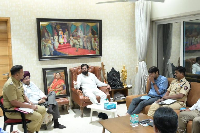ठाणे शहरातील वाहतूक कोंडीवर उपाययोजनांसाठी मुख्यमंत्री एकनाथ शिंदे यांनी घेतली तातडीची बैठक