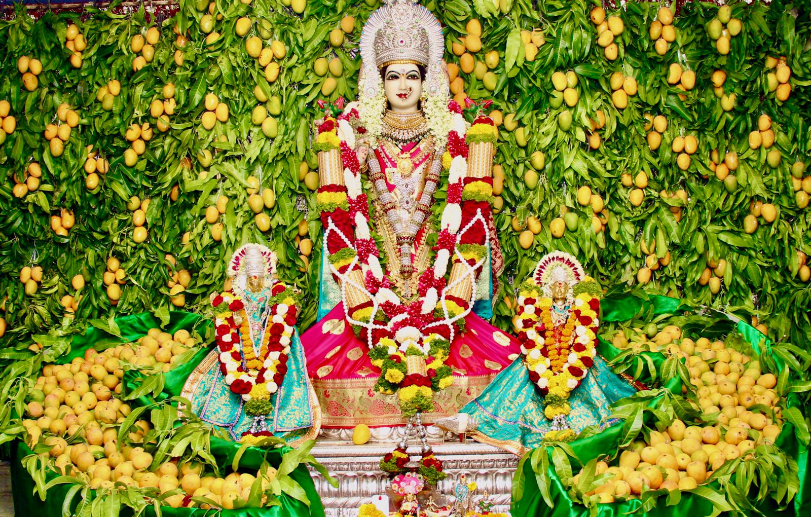 श्री.लक्ष्मीमाता मंदिरात तीन हजार हापूस आंब्यांची आकर्षक आरास …