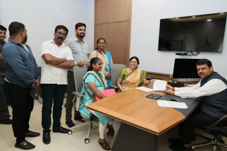 महानगरपालिकेतील’या’कर्मचाऱ्यांना कायम सेवेत घेण्याबाबत तात्काळ कार्यवाही करा -फडणवीस
