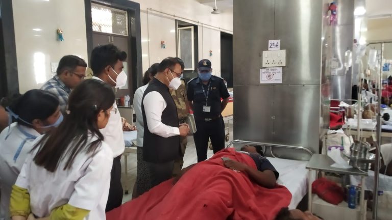 स्वामी नारायण मंदिराजवळ झालेल्या अपघातात जखमी झालेल्या रुग्णांची जिल्हाधिकाऱ्यांकडून विचारपूस: ४ जणांचा मृत्यू-२२ प्रवासी जखमी