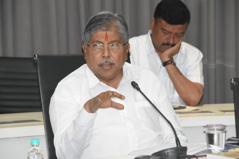 कोथरुडमधील सोसायट्यांना पाणी आणि पार्किंगच्या  समस्यांचा करावा लागतो सामना-पालकमंत्री चंद्रकांतदादा पाटील यांनी घेतला महापालिका प्रशासकांचा समाचार