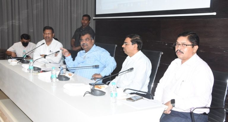 कामांची सद्यस्थिती जनतेला ऑनलाईन पाहता येण्याची व्यवस्था लवकरात लवकर करा-मंत्री रवींद्र चव्हाण