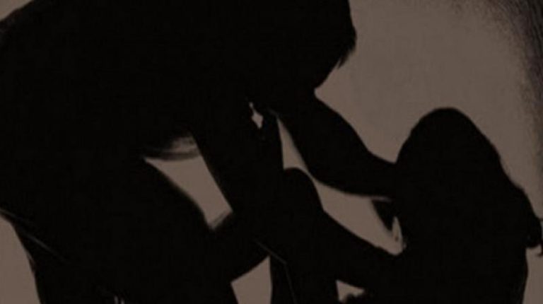 स्वारगेट परिसरात महिलेवर तिघांकडून बलात्कार