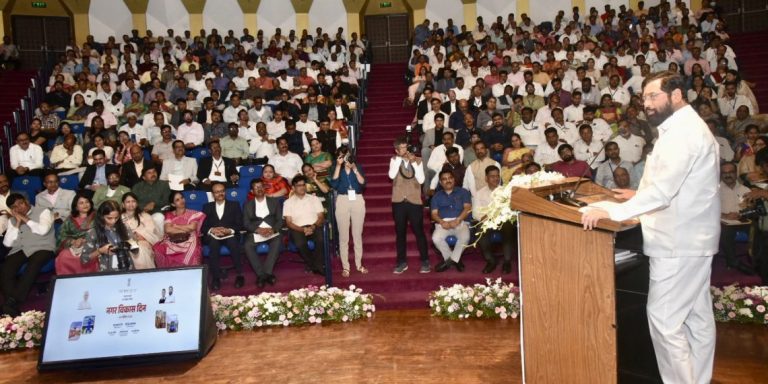 अधिकारी, कर्मचाऱ्यांनी शहरांबद्दल आस्था ठेऊन; शहर विकासावर आपल्या कारकीर्दीची छाप सोडावी – मुख्यमंत्री एकनाथ शिंदे यांचे आवाहन