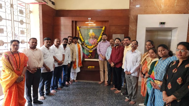 “अखिल भारतीय मराठा महासंघाच्या वतीने छत्रपती राजर्षी शाहू महाराज यांच्या स्मृतीदिनानिमित्त विनम्र अभिवादन