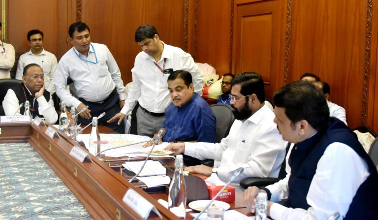 राज्यातील राष्ट्रीय महामार्ग, उड्डाणपूल, रस्त्यांच्या कामातील अडथळे दूर करून प्रकल्प कालबद्धरित्या पूर्ण करा