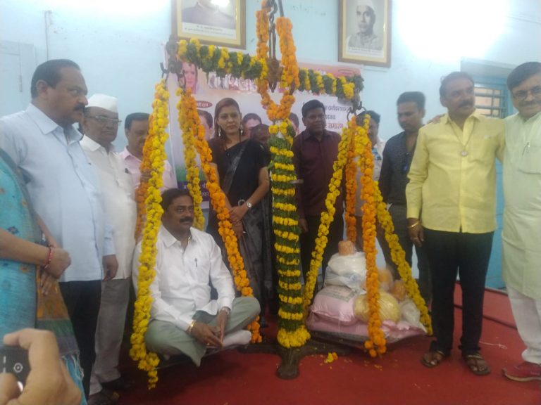 आमदार संग्राम थोपटे यांची धान्य तुला.
