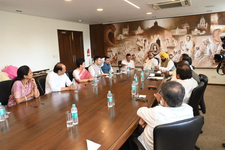 दिल्लीतील अधिकाऱ्यांच्या बदल्यांबाबत केंद्राचे विधेयक संमत होऊ देणार नाही – शरद पवार