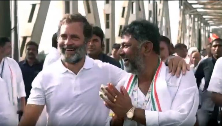 कर्नाटकचे काँग्रेस प्रदेशाध्यक्ष DK शिवकुमार यांना अश्रू अनावर ; म्हणाले – सोनिया मला तुरुंगात भेटण्यास आल्या होत्या