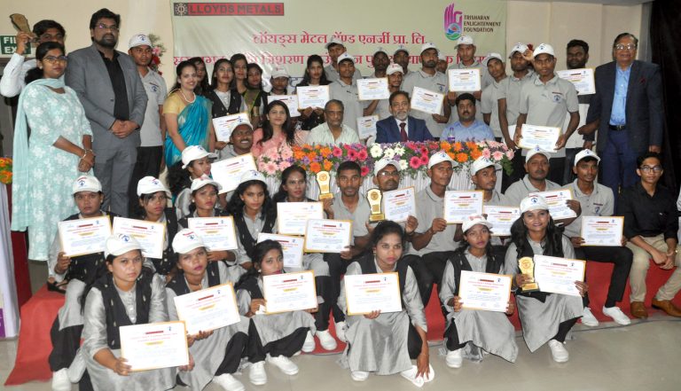 युवापिढीने आदिवासींसाठी देवदूत बनावे : डॉ. श्रीपाल सबनीस