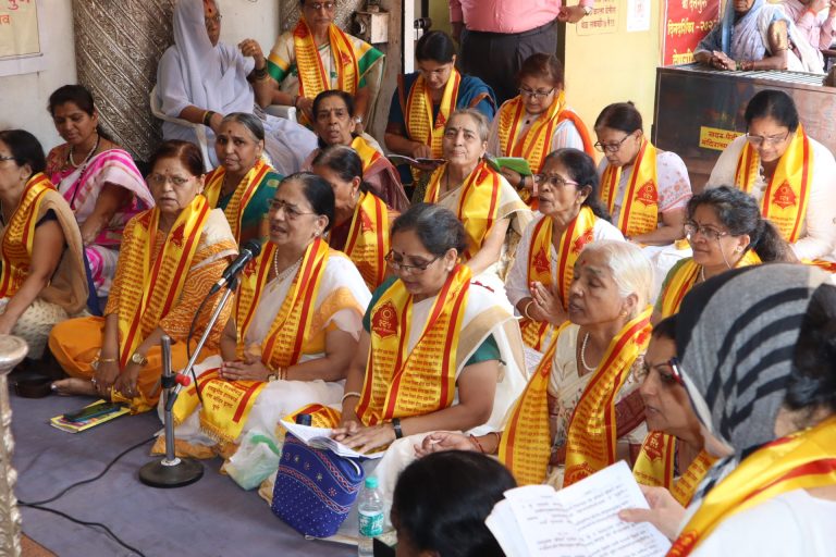 लक्ष्मीबाई दगडूशेठ दत्तमंदिरात भगवद््गीतेच्या १८ अध्यायांचे पठण 