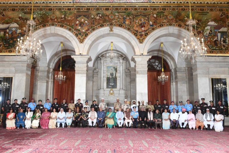 महाराष्ट्रातील तीन पोलिसांना राष्ट्रपती द्रौपदी मुर्मू यांच्या हस्ते शौर्य पुरस्कार प्रदान