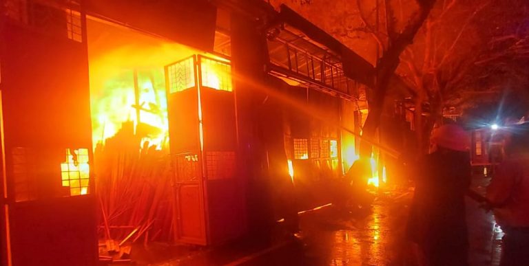 पुण्यात टिंबर मार्केट येथील लाकडाच्या गोदामाला भीषण आग,सुदैवाने कोणीही जखमी नाही