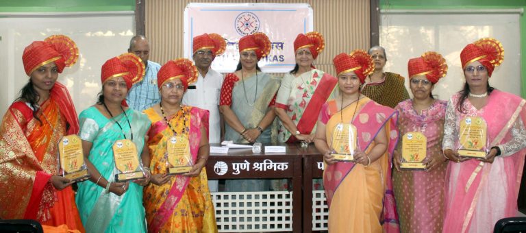 सोशिक मानसिकता सोडून स्त्रियांनी प्रश्न विचारावेत