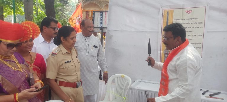 शस्त्र प्रदर्शनातून महापुरुषांच्या इतिहासाला उजाळा 