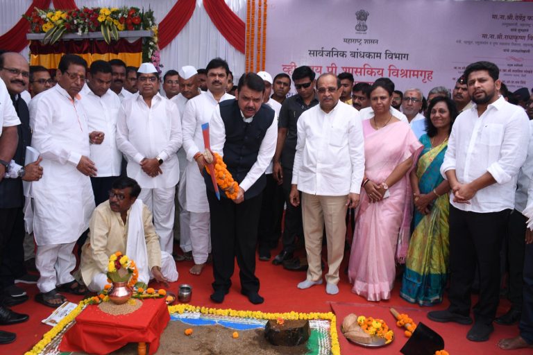 अहमदनगर येथे व्हीआयपी शासकीय विश्रामगृहाच्या इमारतीचे उपमुख्यमंत्री देवेंद्र फडणवीस यांच्या हस्ते भूमिपूजन