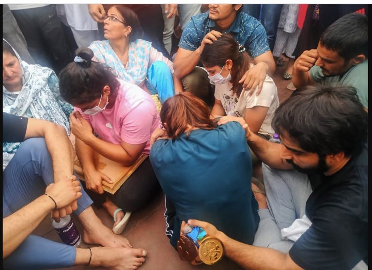 गंगेच्या तीरावर देखील पैलवानांची कोंडी ..