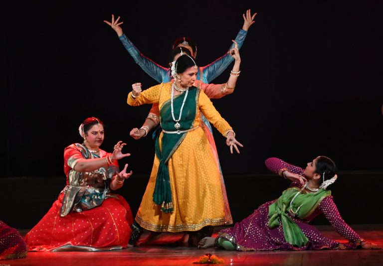 ज्येष्ठ नृत्य गुरु मनीषा साठेंच्या नृत्यप्रस्तुतीने गाजला ‘अनुवेध’चा नृत्यदिन !
