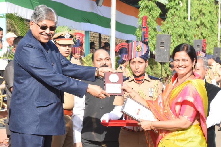 महाराष्ट्र दिनानिमित्त पालकमंत्री चंद्रकांतदादा पाटील यांच्याहस्ते राष्ट्रध्वजवंदन