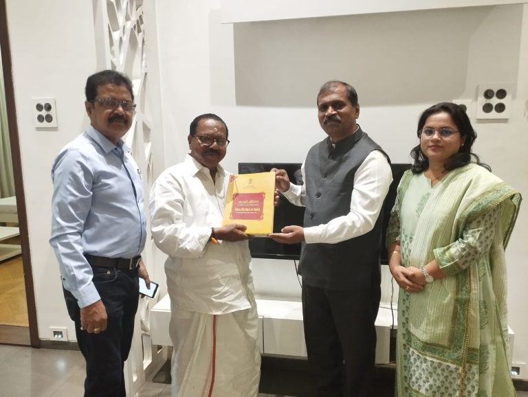 केंद्रीय सफाई कर्मचारी आयोगाच्या सदस्यांची सफाई कामगारांच्या मुलांच्या शाळेला भेट