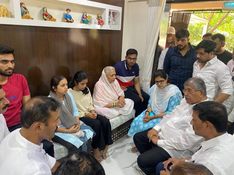 पालकमंत्री चंद्रकांतदादा पाटील यांच्याकडून आवारे कुटुंबियांचे सांत्वन
