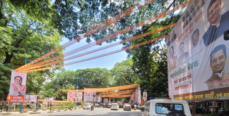 काढून टाका ती फ्लेक्सची पत्रावळी …असे म्हणतील काय भाजपचे नड्डा आणि फडणवीस ?