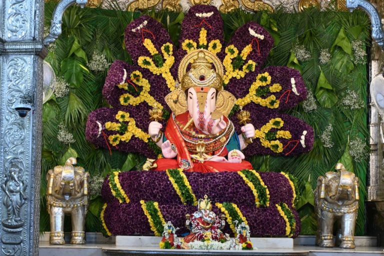 गणरायाच्या पाताळातील (शेषात्मज) गणेश जयंतीनिमित्त ‘दगडूशेठ’ गणपती मंदिरात शेषनागाच्या प्रतिकृतींची पुष्पसजावट